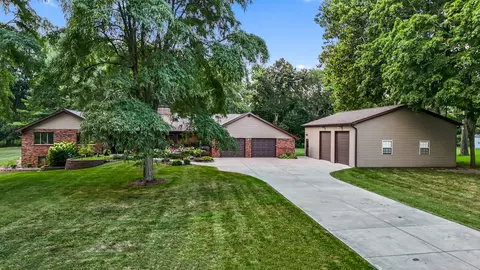 1902 Forest View Dr, Mahomet, IL 61853
