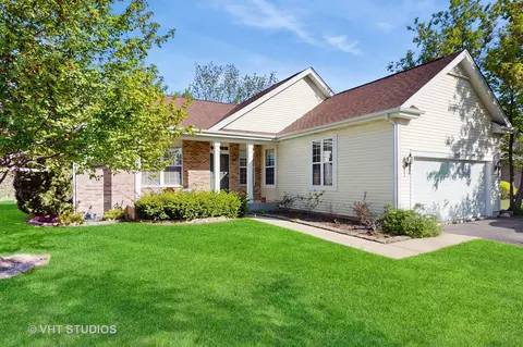 376 Willow Rd, Lakemoor, IL 60051