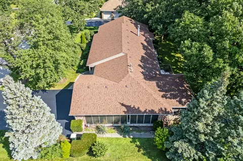 View/Area - 8141 Ridgepointe Dr, Burr Ridge, IL 60527 photo 2 of 2
