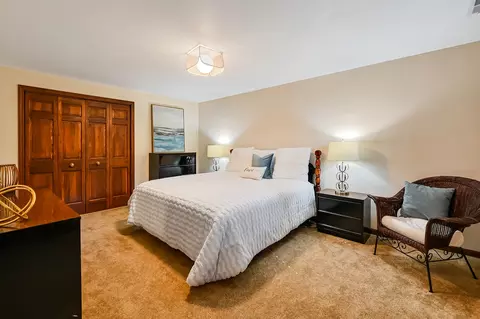 Bedroom - 8141 Ridgepointe Dr, Burr Ridge, IL 60527 photo 4 of 4