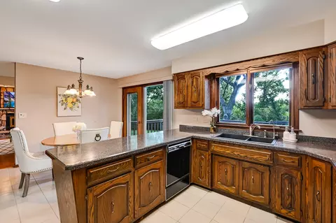 Kitchen - 8141 Ridgepointe Dr, Burr Ridge, IL 60527 photo 2 of 2