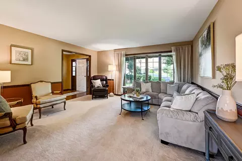 Living - 8141 Ridgepointe Dr, Burr Ridge, IL 60527 photo 2 of 5