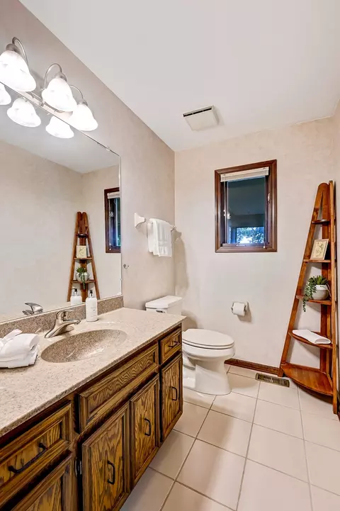Bath - 8141 Ridgepointe Dr, Burr Ridge, IL 60527 photo 1 of 4