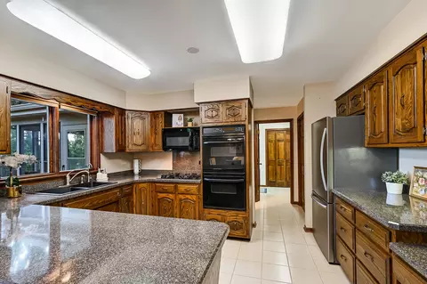 Kitchen - 8141 Ridgepointe Dr, Burr Ridge, IL 60527 photo 1 of 2