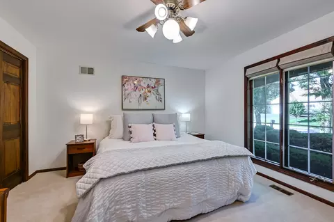 Bedroom - 8141 Ridgepointe Dr, Burr Ridge, IL 60527 photo 2 of 4
