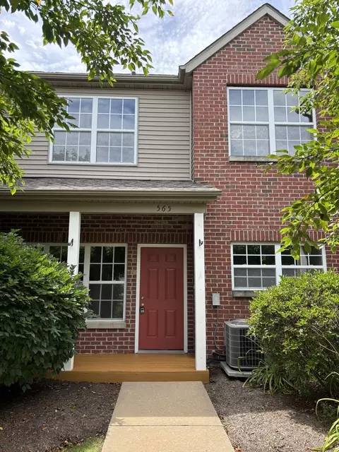 565 Clayton Cir #CO, Sycamore, IL 60178