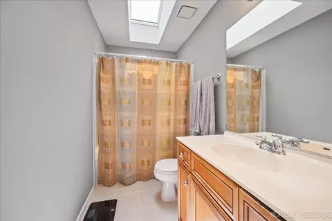 Bath - 1439 Huntcliff Rd, Bartlett, IL 60103 photo 2 of 4