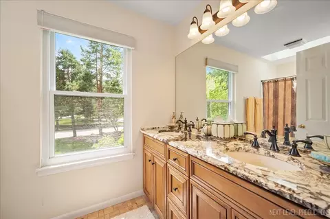 Bath - 1439 Huntcliff Rd, Bartlett, IL 60103 photo 3 of 4