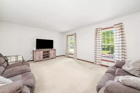913 W Main St, Cary, IL 60013 photo 3