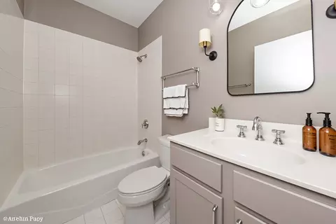 Bath - Undisclosed, Chicago, IL 60661 photo 3 of 3