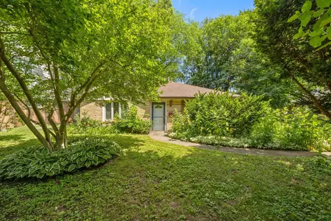 614 Riverside Dr, Libertyville, IL 60048