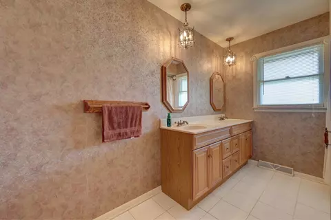 410 Dover Dr, Des Plaines, IL 60018 photo 17