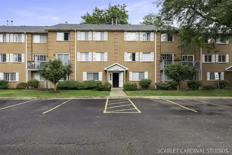 1356 S Lorraine Rd #E, Wheaton, IL 60189