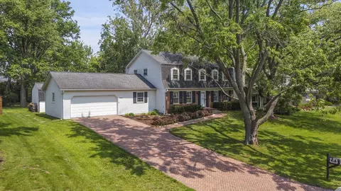 26 W266 Tomahawk Dr, Wheaton, IL 60189