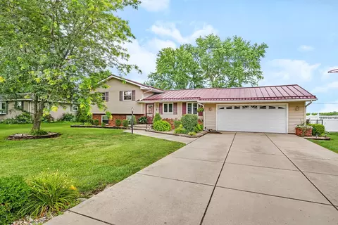 2 Manhattan Dr, Streator, IL 61364