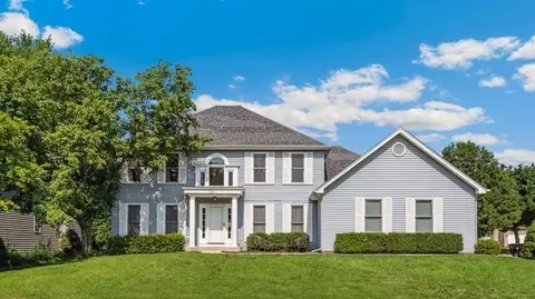 661 Waterbury Dr, Aurora, IL 60504