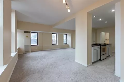 Living - 40 E 9th St #1802, Chicago, IL 60605 photo 3 of 9