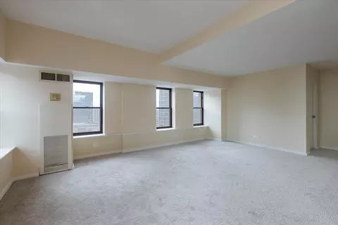 Living - 40 E 9th St #1802, Chicago, IL 60605 photo 2 of 9