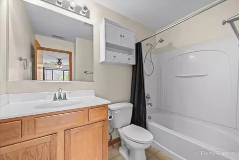 Bath - 2122 Concord Dr, Mchenry, IL 60050 photo 2 of 3