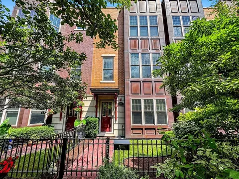3010 W Newport Ave, Chicago, IL 60618