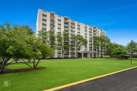 9001 Golf Rd #3C, Des Plaines, IL 60016
