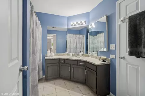 Bath - 1406 Shore Ct #D2, Wheeling, IL 60090 photo 2 of 3