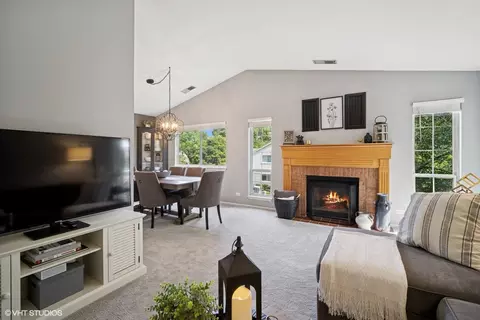 Living - 1406 Shore Ct #D2, Wheeling, IL 60090 photo 2 of 3