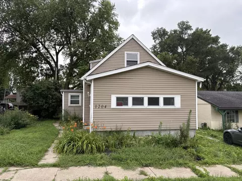 1204 W Macarthur Ave, Bloomington, IL 61701