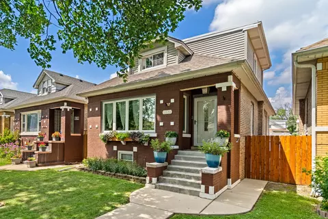 5532 W Roscoe St, Chicago, IL 60641