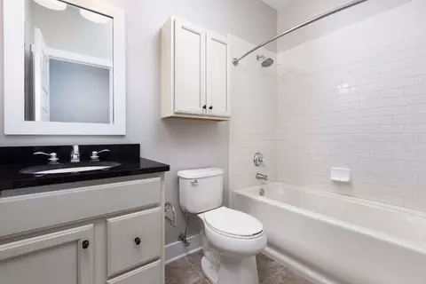 Bath - 9 Windward Way, Ottawa, IL 61350 photo 2 of 3