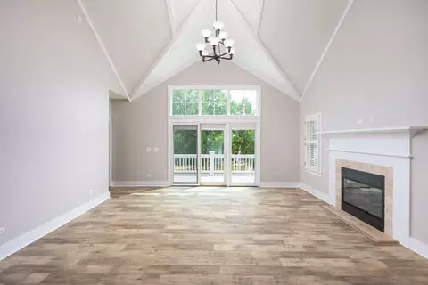 Living - 9 Windward Way, Ottawa, IL 61350 photo 3 of 6