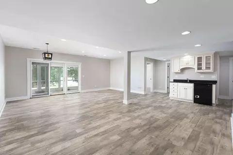 Living - 9 Windward Way, Ottawa, IL 61350 photo 4 of 6