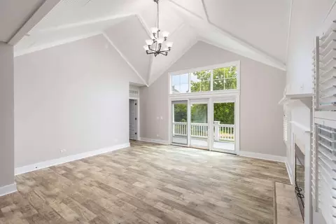 Living - 9 Windward Way, Ottawa, IL 61350 photo 2 of 6