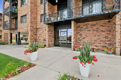 9355 Landings Ln #406, Des Plaines, IL 60016