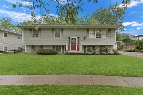 409 Greenview Dr, Park City, IL 60085