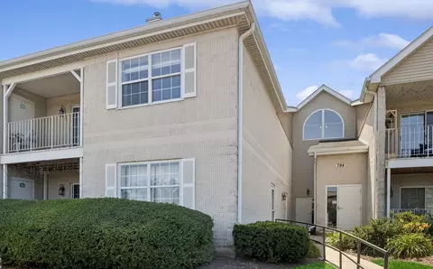 794 N Gary Ave #104, Carol Stream, IL 60188
