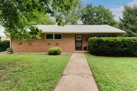 916 Parmon Rd, Bloomington, IL 61701