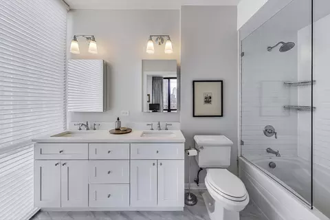 Bath - Undisclosed, Chicago, IL 60654 photo 1 of 2