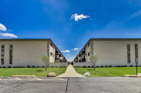 5113 N East River Rd #1M, Chicago, IL 60656