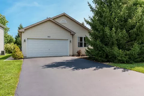 901 N Oak Creek Dr, Genoa, IL 60135