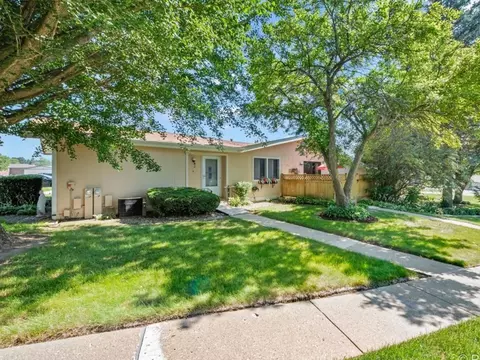 4716 W Oakwood Dr #2, Mchenry, IL 60050
