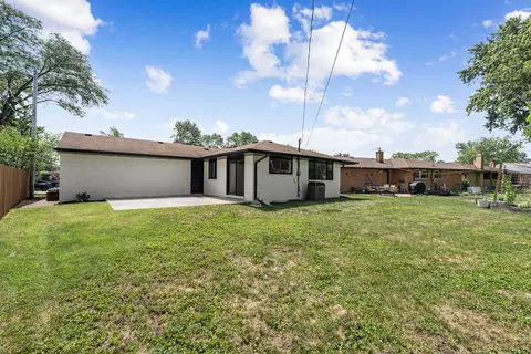 300 Lance Dr, Des Plaines, IL 60016 photo 33