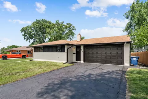 300 Lance Dr, Des Plaines, IL 60016 photo 2