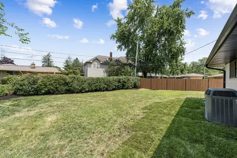 300 Lance Dr, Des Plaines, IL 60016 photo 31