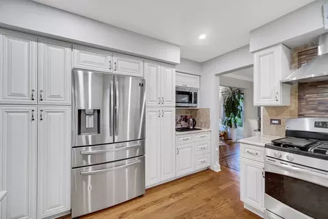 Kitchen - 2233 Appleby Dr, Wheaton, IL 60189 photo 3 of 4