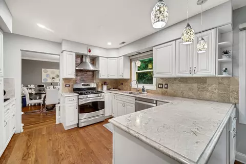 Kitchen - 2233 Appleby Dr, Wheaton, IL 60189 photo 2 of 4