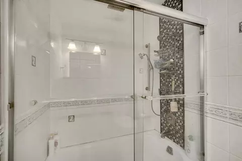 Bath - 2233 Appleby Dr, Wheaton, IL 60189 photo 3 of 3
