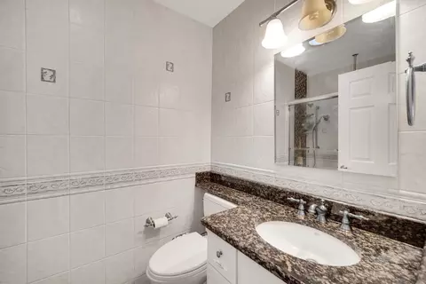 Bath - 2233 Appleby Dr, Wheaton, IL 60189 photo 2 of 3