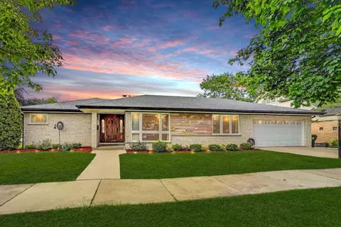 835 Tomawadee Ln, Park Ridge, IL 60068