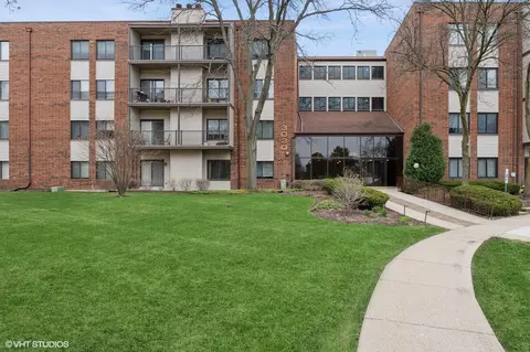 3030 Pheasant Creek Dr #207, Northbrook, IL 60062